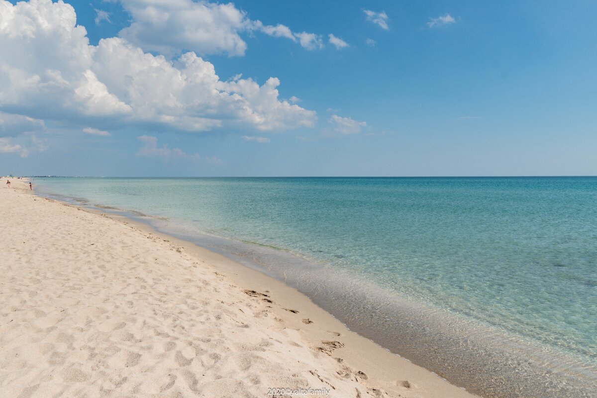 Песчаный берег в Крыму