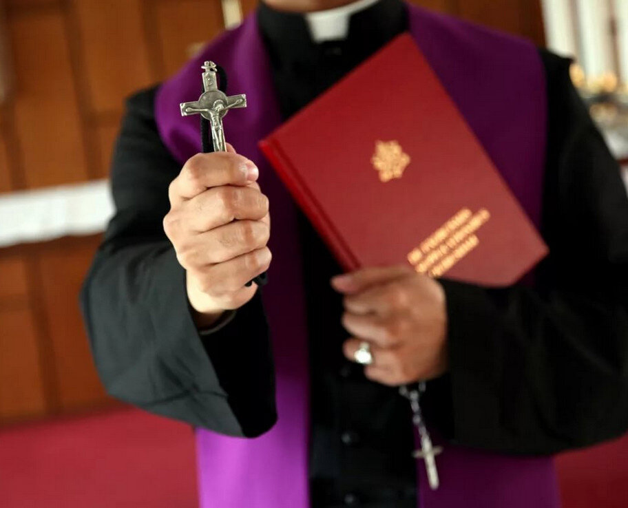 Семья Декер жила в США, в штате Пенсильвания, в городке Страсбург. Именно там в 1983 году произошла эта история. Нужно сказать сразу, что семья Декер не была благополучной.-6