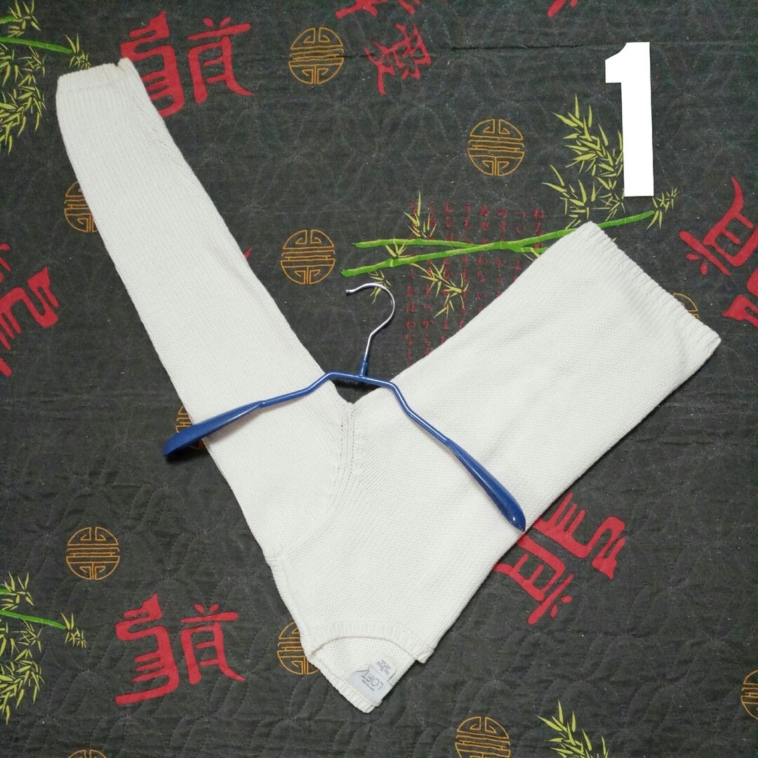 Крюк вешалки в области подмышки, ворот внизу