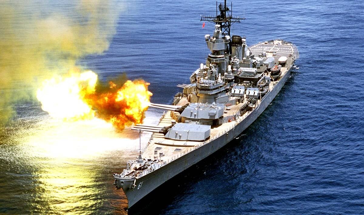 линкор "Wisconsin" делает залп из второй башни.