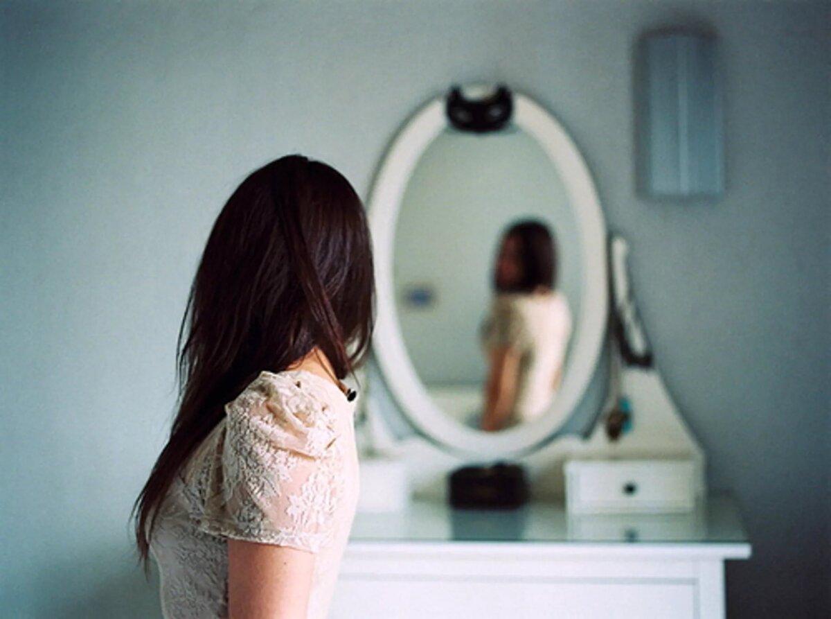 В его лице видна постоянная озабоченность. Девушка в зеркале. Отражение девушки в зеркале. Девушка смотрится в зеркало. Зеркало.