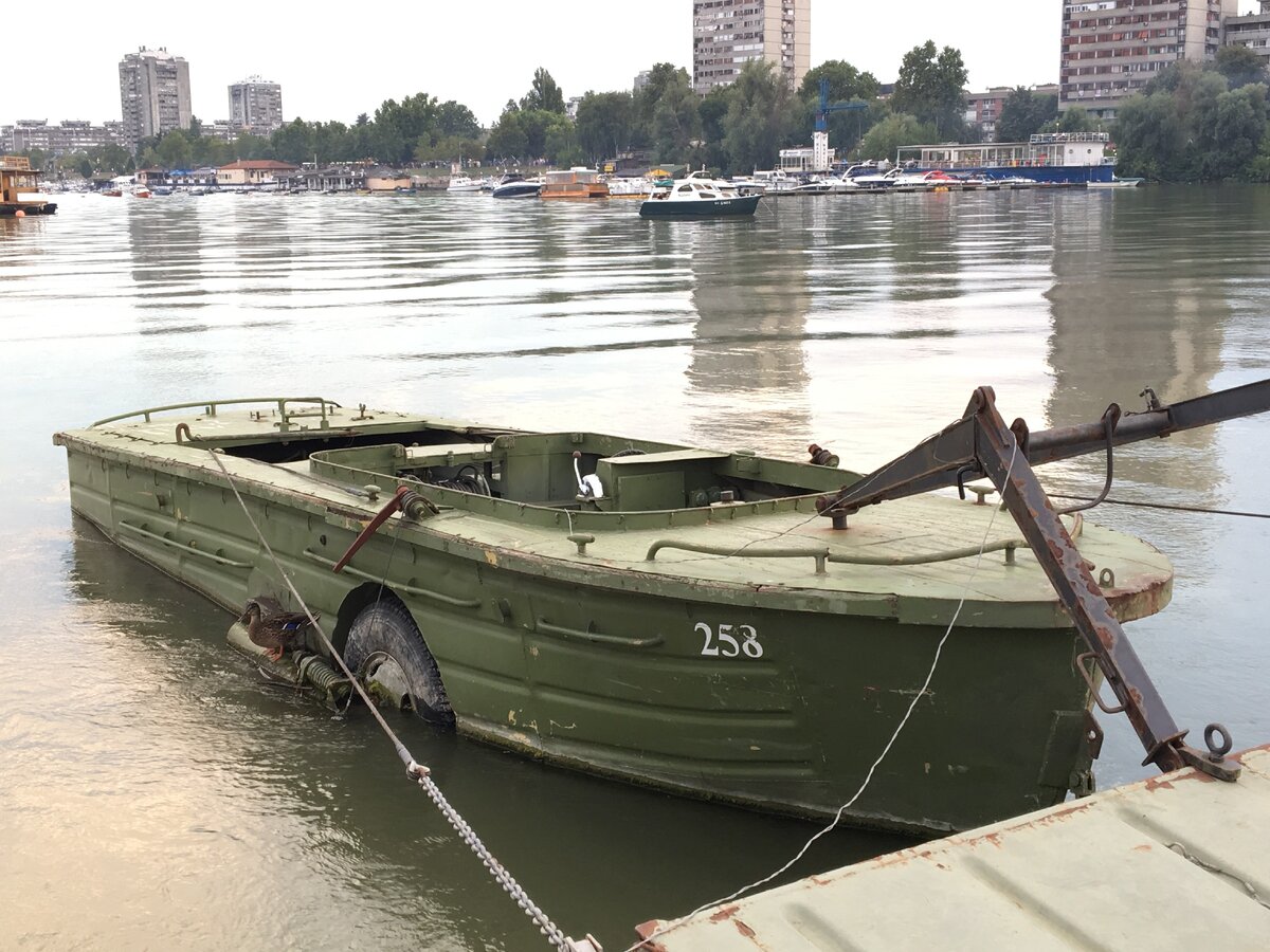 В летний сезон в Сербии еще используют военные мосты для перехода на Дунайские острова.