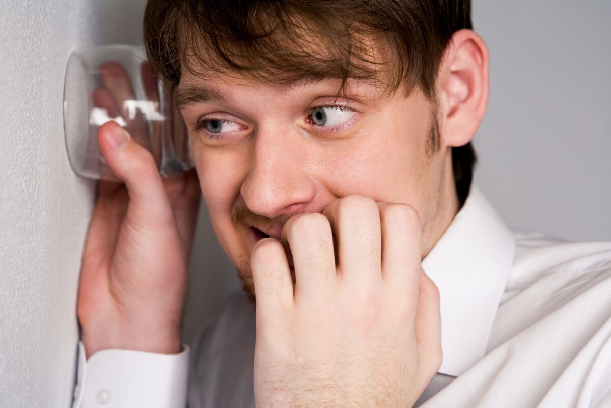 1. У батареи высокая температура Когда аккумулятор вашего телефона очень горячий, он активно разряжается. Такое явление нормально в период разговора, но когда телефон неактивен, а батарея все равно сильно горячая значит, внутри телефона происходят определенные функции, к примеру, работает шпионская программа.

2. Слишком быстро телефон разряжается
Чаще всего это происходит из-за опасного приложения в телефоне. Ног данный пункт можно учитывать лишь в том случае, что у вас новая батарея, так как батареи со временем изнашиваются и то, что она стала меньше держать заряд – нормально.

3. Задержка при выключении
Если данный процесс занимает просто таки подозрительное количество времени, плюс у вас по каким-то причинам во время этого действия начинает мигать подсветка то вполне вероятно, что вас прослушивают. Конечно, это может быть и неполадка телефона, но другие варианты исключать, просто так не стоит.

4. Наводки и помехи
Вы можете сами услышать то, что вас прослушивают. Помехи, которые возникают тогда, когда их быть не должно. Разные шипения и щелчки во время каждого разговора.

Если вы обнаружили признаки прослушивания, не паникуйте. Сначала проверьте свой телефон в сервисе. Если же с ним все нормально, тогда вас прослушивают.
