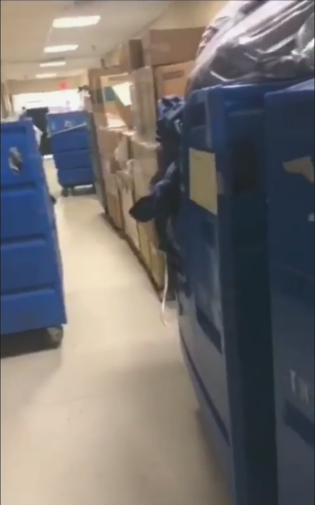 перед лифтом