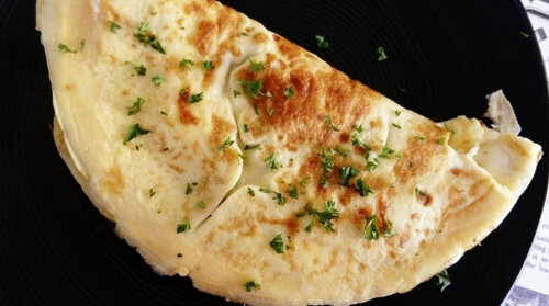 Завтрак: омлет без масла (2 куриных яйца, 1 помидор и любая зелень) плюс чашка имбирного чая (имбирь плюс лимон и чайная ложка меда).