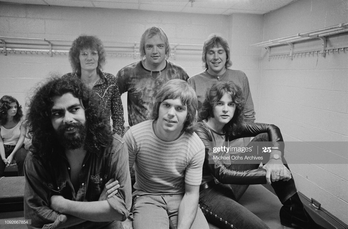 Классический состав группы, слева направо: нижний ряд - Эд Газман, Гильберт Бриджес, Марк Олсон, верхний ряд - Рэй Монетт, Питер Ривера, Джон Перш (ссылка на фото: https://media.gettyimages.com/photos/american-rock-band-rare-earth-backstage-at-a-concert-1971-from-left-picture-id1092667854?s=2048x2048)