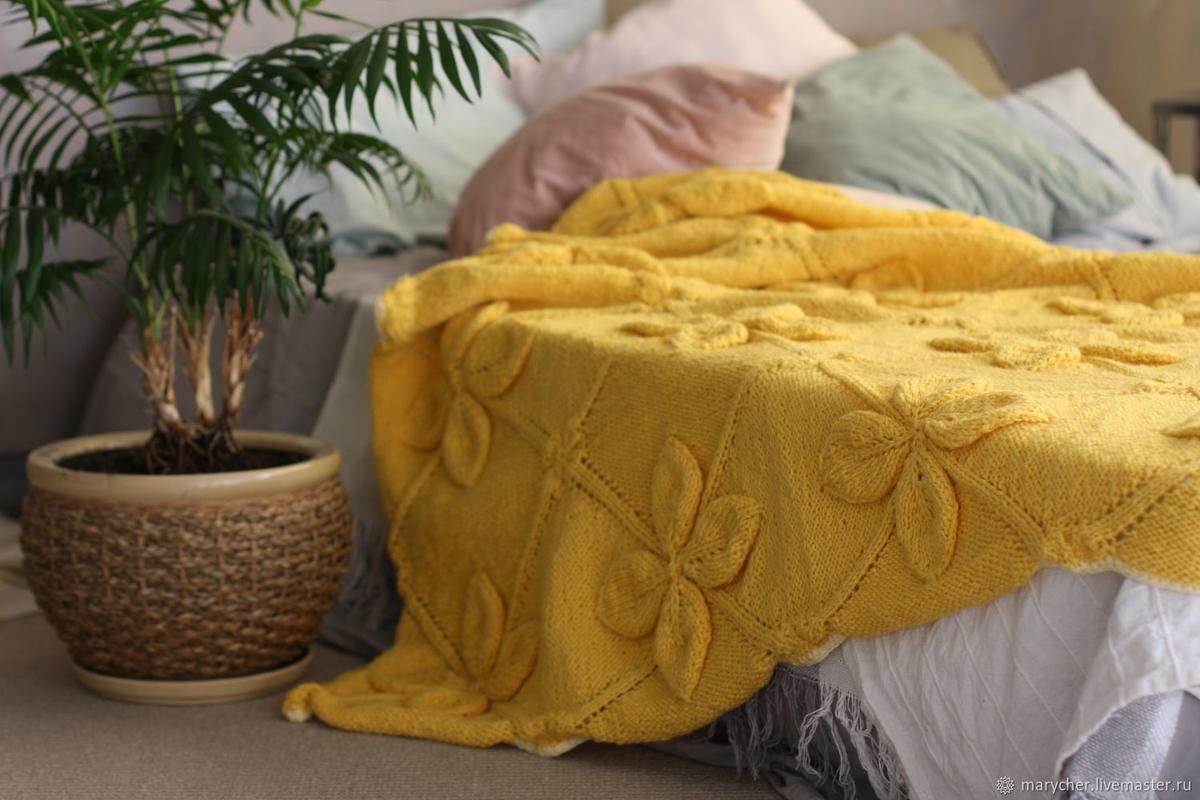 https://cs1.livemaster.ru/storage/65/7f/96fb4c3372ea402fff856d7df1fy--dlya-doma-i-interera-zheltyj-pled-iz-shersti-merinos.jpg