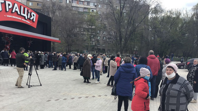 «Люди в Мариуполе штурмуют магазин»