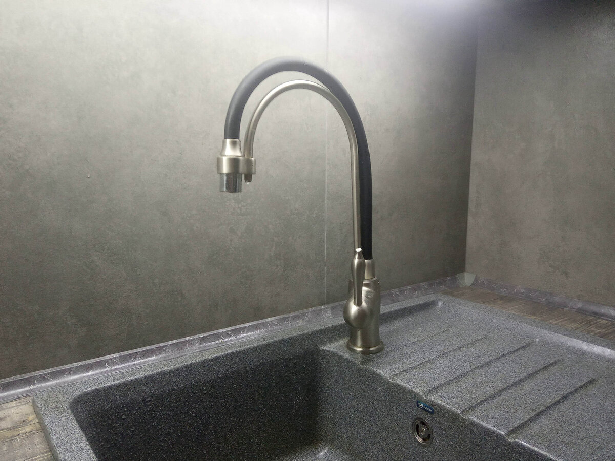 Смеситель и раковина из искусственного камня