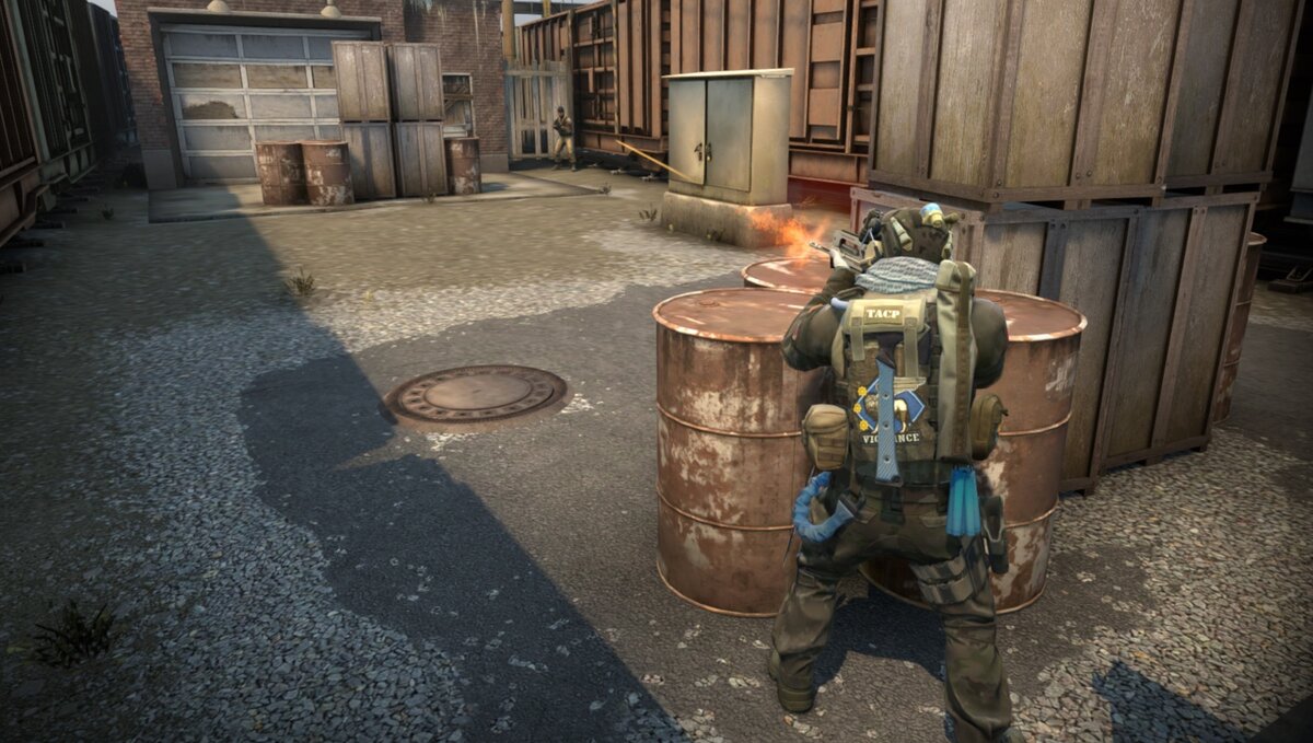 Valorant точно не убьет CS:GO.Теперь Valve зашевелилась - количество обновлений возросло в разы: за один лишь апрель Valve сделала для CS:GO столько, сколько раньше не делала и за полгода. Мы получили новый кейс, долгожданный нерф для SG 553, улучшение фпс для старого железа, бафф многих слабых пушек, переделку Vertigo, и систему арен 1 на 1 вместо разминки. Все это – за 17 дней. С последним патчем в игре появилась возможность видеть кастомный прицел игроков, за которыми вы наблюдаете.Наивно утверждать, что такая активность от разработчиков не имеет отношения к запуску бета-теста Valorant. Посудите сами: вскоре после выхода первых трейлеров Project A в CS:GO появилась долгожданная операция, на следующий же день после начала регистрации на бета-тест Valorant был выпущен новый кейс.Такими патчами Valve всеми силами пыталась отвлечь внимание аудитории от нового шутера, и это прекрасно получалось – CS:GO стабильно бьет рекорды по уникальным игрокам. Прибавьте возможный скорый релизе Source 2 для CS:GO – и станет очевидно, что Valve полностью контролирует борьбу с конкурентом. CS:GO может перейти на новый движок к лету, ровно рядом с официальным выходом Valorant.