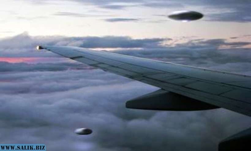 Гиперкорабли летят параллельным курсом рядом с самолётом.