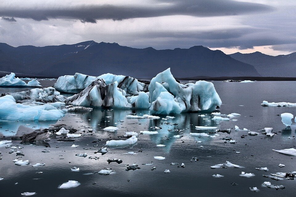 https://cdn.pixabay.com/photo/2015/12/08/00/54/glacier-1082163_960_720.jpg