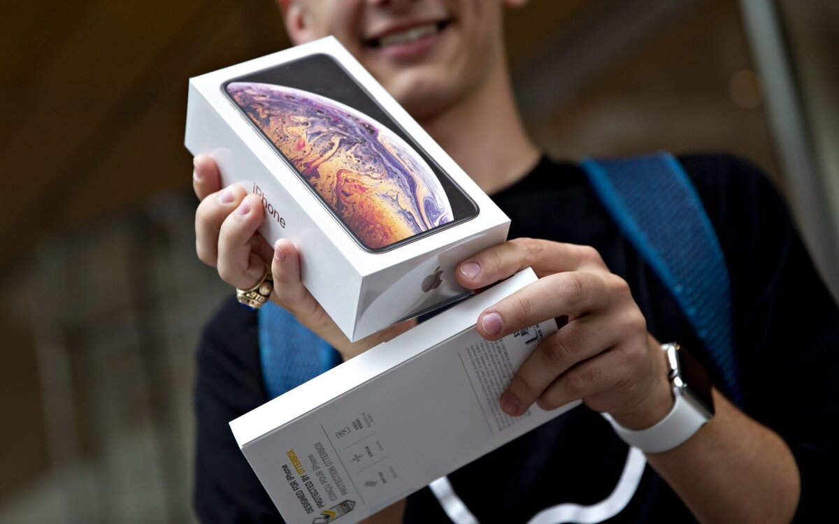 Продажа айфонов в россии. Айфон в руке. Apple люди. Человек с айфоном в руках. Коробка айфона в руке.