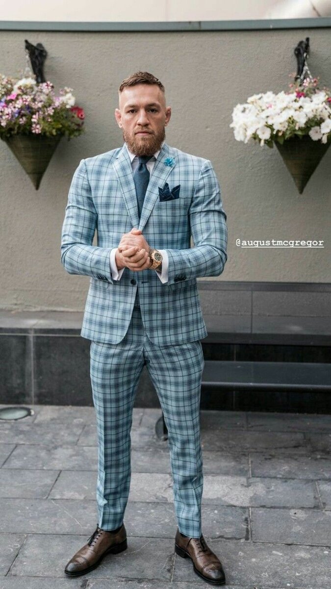 Connor MCGREGOR В костюме