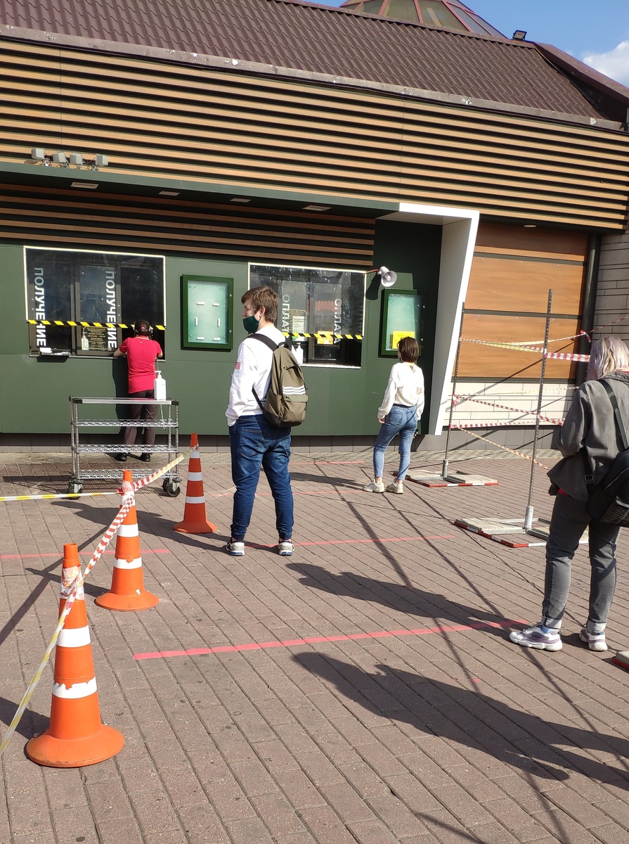 Фото той самой  разметки сделанное около Мака. А специально обученный человек, сейчас стоит задом (в красной футболке)