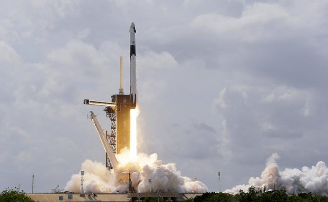 На фото: запуск ракеты-носителя Falcon 9 с первым пилотируемым космическим кораблем Илона Маска Crew Dragon компании SpaceX на мысе Канаверал, 30 мая 2020 года (Фото: David J. Phillip/AP/TASS)
