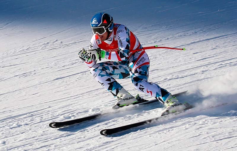 Спорт спуск на лыжах с горы