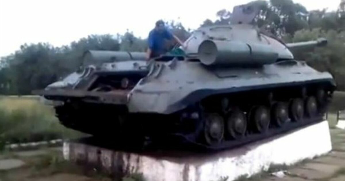 Кадр из видео снятия танка с постамента. Источник фото: rus.tvnet.lv