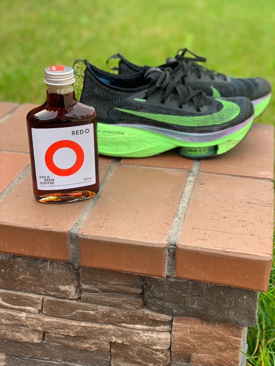 Фото "из жизни" – новая модель кроссовок Найк, в которых моя подруга пробежала полумарафон за 1:25, и колд брю, один из самых кофеиносодержащих напитков