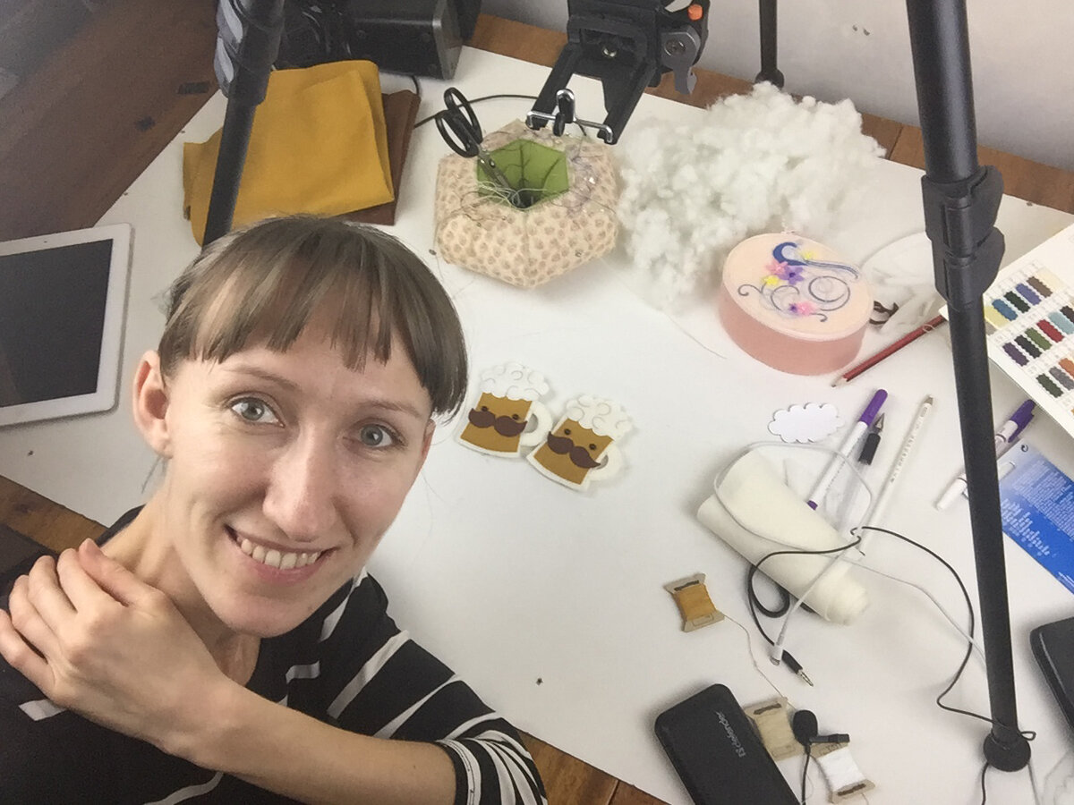 Катя шьет из фетра и снимает. Фото из личного архива Кати Владимировой.