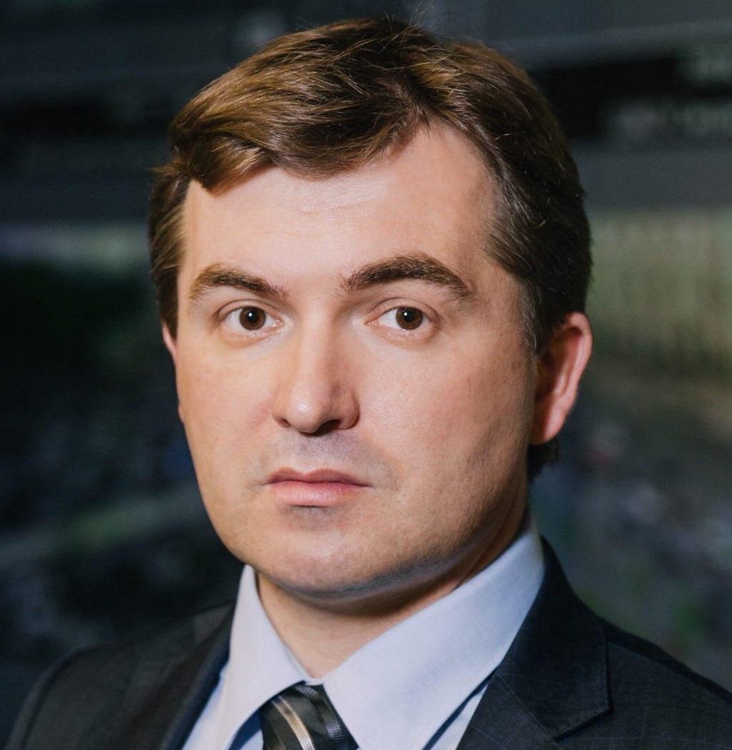 В ходе круглого стола по теме: «Остановка на скоростных магистралях – изменения в ПДД» эксперты обсудили актуальную проблему ДТП. По мнению заместителя руководителя Центра организации дорожного движения правительства Москвы Александра Евсина, остановка в полосе движения скоростной дороги несет смертельную опасность и для ее инициатора, и для других участников движения. При этом эксперт отметил, что причина остановки совершенно не важна, так как наезд сзади статистически неизбежен. Люди не понимают смертельной опасности и останавливаются на скоростных дорогах по различным поводам. Не вполне понятная формулировка правил оформления ДТП только усугубляет заблуждения о том, что покидать место аварии нельзя не при каких обстоятельствах. Убивают людей в первую очередь непонимание опасности, предпосылок для ДТП, правовая неграмотность, а также отсутствие четко заявленной позиции ГИБДД, – отметил Евсин. Александр Евсин также привел в пример, что «если авария произошла на железнодорожном переезде, то никому в голову не приходит оформлять ДТП, перегораживая пути. Машины уберут. А на МКАД или любой другой скоростной дороге инстинкт самосохранения, почему-то не срабатывает. Поэтому необходимо не только переписать соответствующий пункт правил, но и провести работу со страховщиками, чтобы возможно было оформлять ДТП не на дороге. Кстати, даже все электронные приложения, помогающие оформить аварию по европротоколу, требуют провести съемку на месте ДТП»— заключил Александр Евсин.