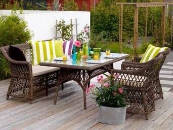 Плетёные стулья на летней дачной террасе