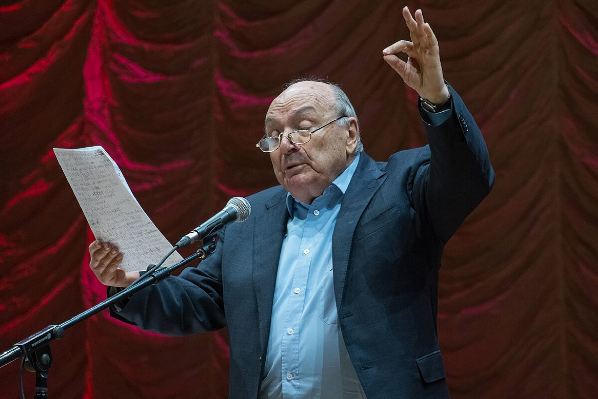 Михаил Михайлович Жванецкий, народный писатель-сатирик. На авторском вечере 5 октября 2018 в Московском международном Доме музыки. Фото с сайта Kuda-sochi