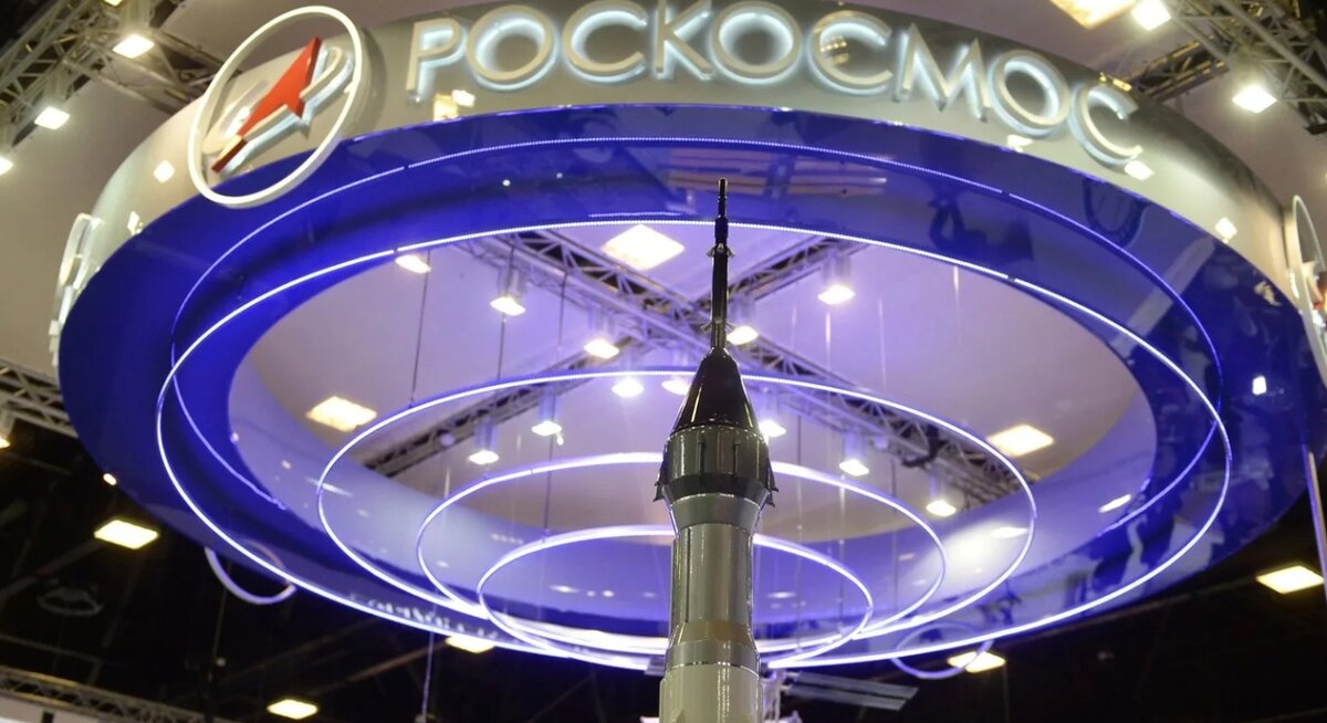 У этой госкомпании есть всё. План колонизации Луны и Марса, лифт с голосом Гагарина, сайт с песнями на стихи Рогозина, права на мерч "Поехали!"… Чего не хватает? Правильно, корпоративного такси! Освоители далёких галактик ищут оператора, который за 60 миллионов сможет предоставлять им тачки: минимум 25 одновременно, точность подачи — 5 минут, за опоздания штраф. 
Водитель не курит, уровень шума в салоне — не выше 78 дБА, чтоб космонавты не очень скучали по бесконечной тишине мирового эфира. А главное — всё, что случается в салоне такси, остаётся в салоне такси. Любые разговоры и всё, что там происходит — тайна.

чтоб Илон Маск не выкрал технологии