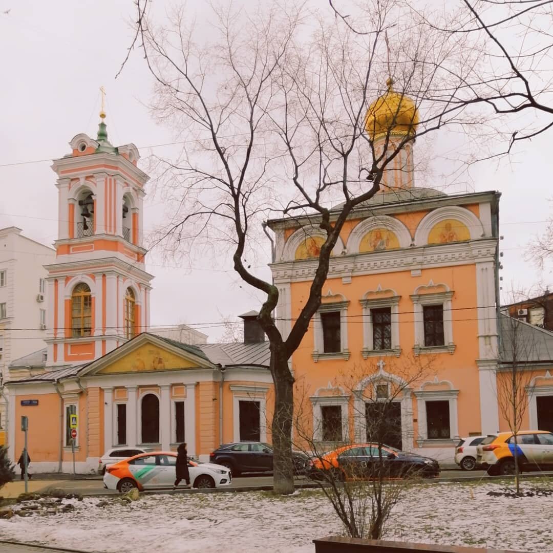 Вид храма со стороны Брюсова переулка