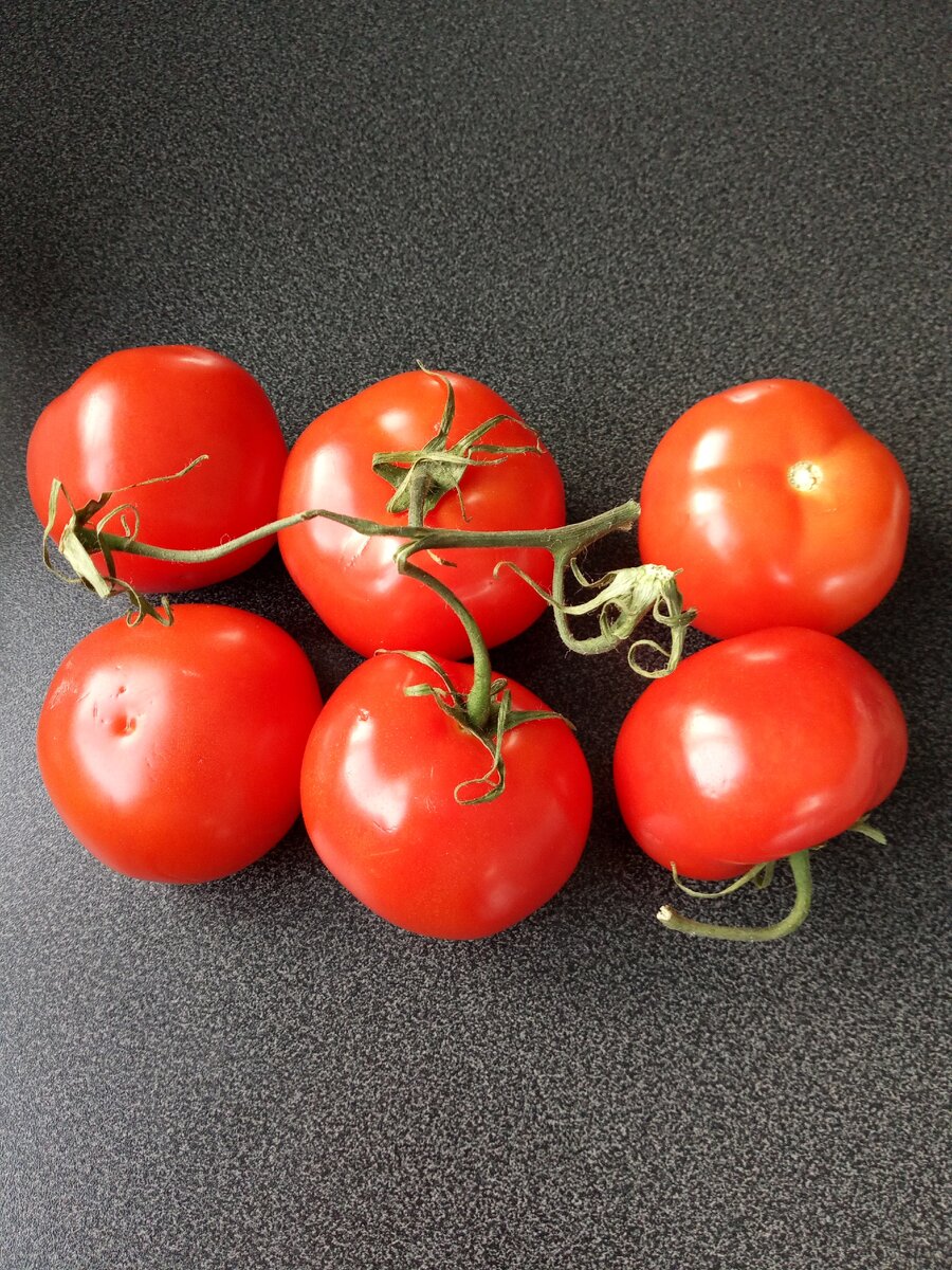 Томаты на ветке 1 кг 99,89/72,92руб