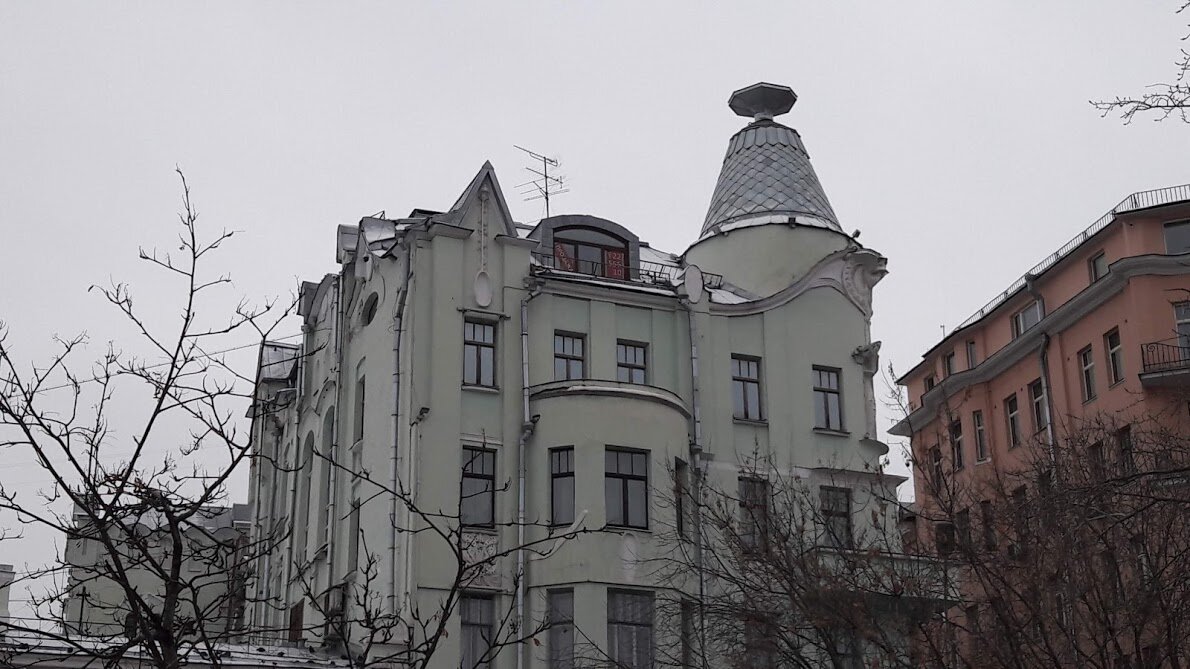 Запомните самые верхние окна: овальное сбоку и окно между "рюмкой" и "ложкой" (на фоне рюмки ложка остается незамеченной и никаких легенд не порождает:)) - чуть ниже я покажу, какой вид из них открывается.