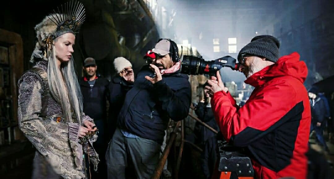 Фото со съёмок сериала "Видеть" режиссеры Андрес Энгстрем и Френсис Лоуренс выбирают ракурс для кадра. В роли королевы Кейн Сильвия Хукс