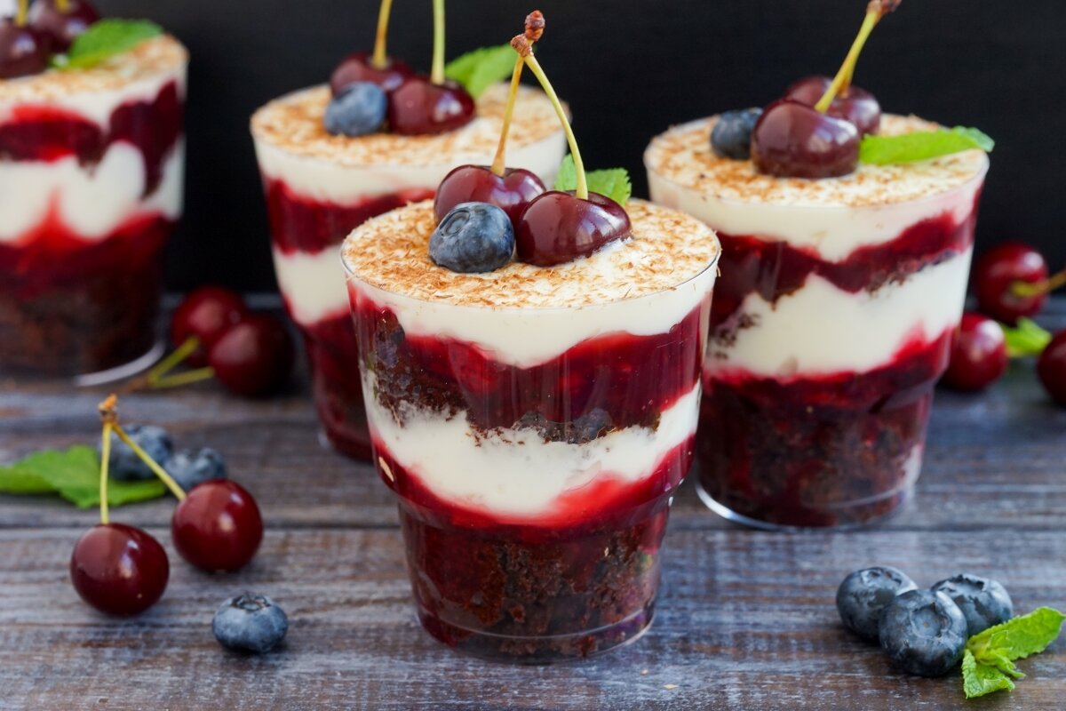 Подавать на стол лучше через сутки. Десерт настоится и будет очень нежным и тающим во рту.