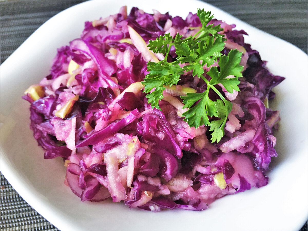 Заряд бодрости: самый полезный витаминный салат из краснокочанной капусты