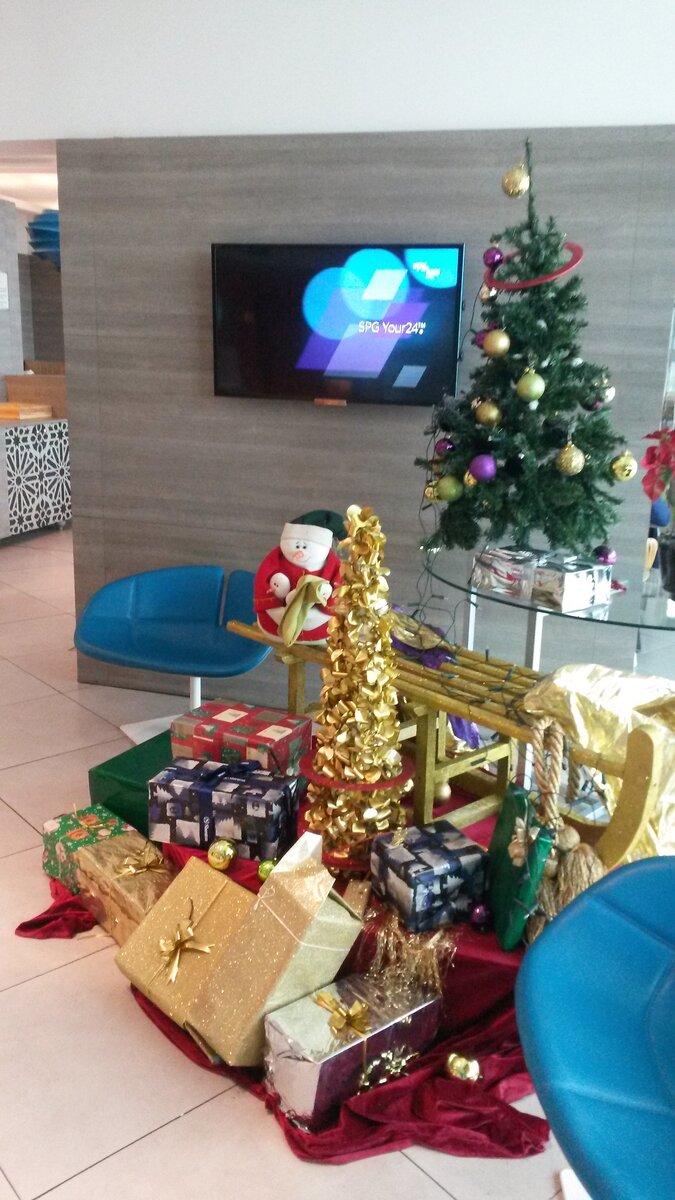 Вестибюль отеля Sheraton. Новогодняя атмосфера. Из личного архива.