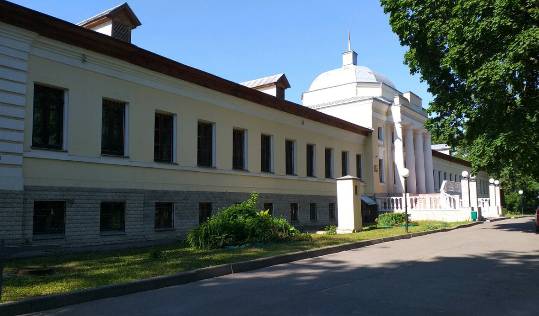 Бывший белый корпус губернской больницы, где работал хирург Орлов