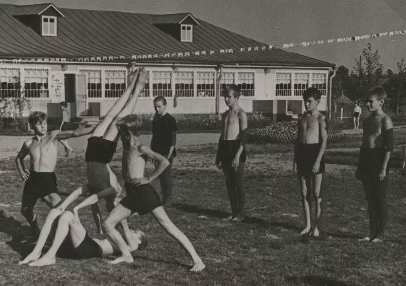 Сегодня многие дети едут на каникулах в летние лагеря. После чего пишут в мессенджерах своим родителям, что там плохие условия и требуют забрать их обратно в город. И в этом они далеко не оригинальны.-20