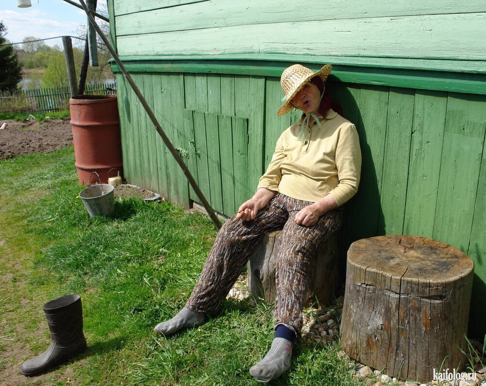 Про жизнь в деревне. Смешные Деревенские люди. Прикольная жизнь в деревне. Приколы про деревню. Смешное лето в деревне.