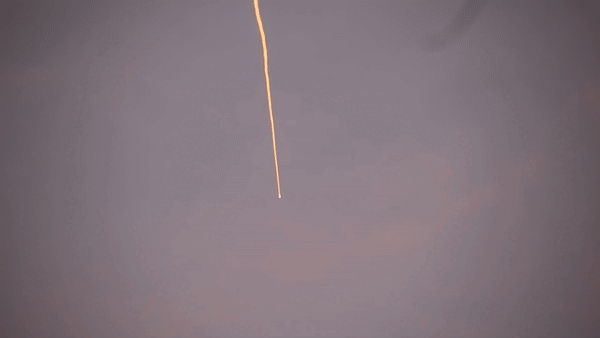 Фрагмент видео с предположительным моментом прекращения работы разгонного РДТТ и началом работы маршевого ГПВРД © видео Минобороны РФ