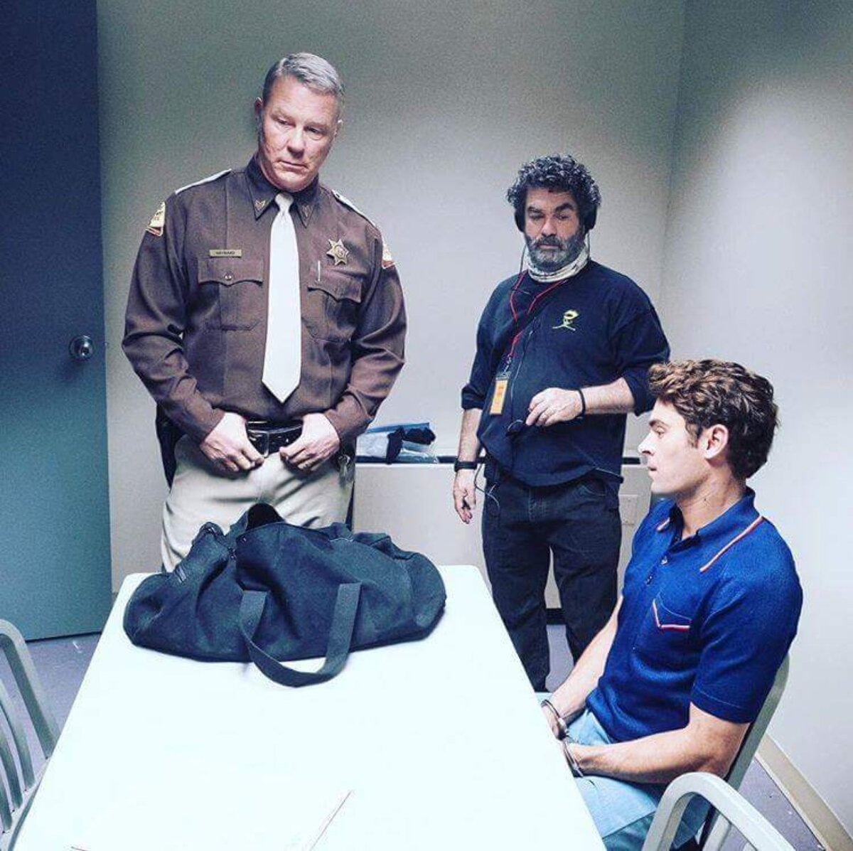 Джеймс Хэтфилд, Зак Эфрон и режиссёр Джо Берлингер на съёмках фильма «Красивый, плохой, злой»