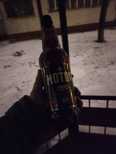 БутылОЧКА на фоне грязного весеннего снега 