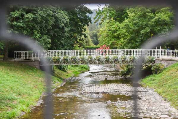 Один из множества декоративных мостов на Лихтенталлер аллее.