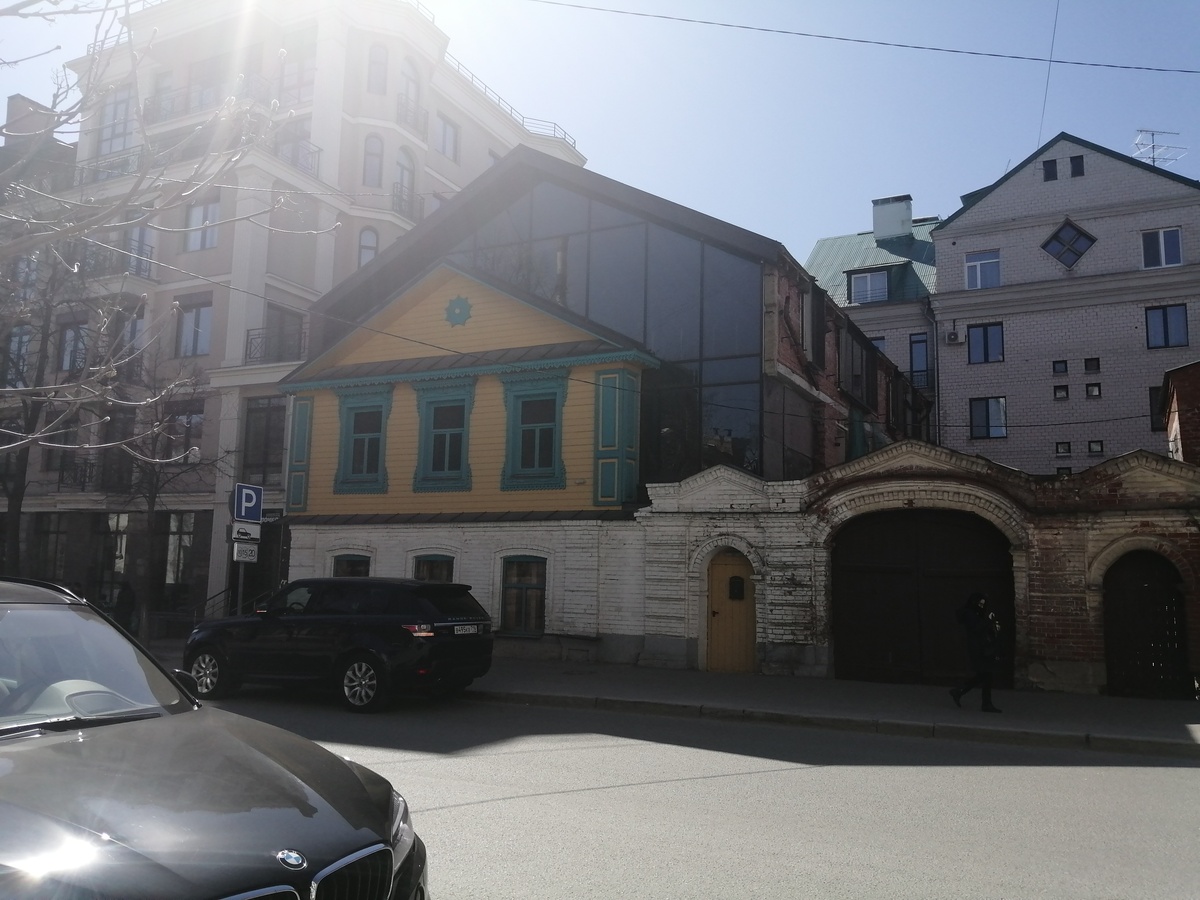 Дом с элементами "реставрации", но это лучше чем если бы его снесли.