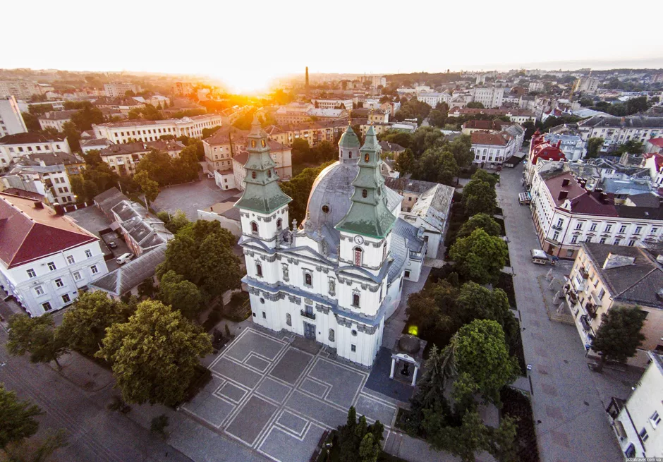 Тернополь центр города. Город Тернополь Украина. Тернополь исторический центр. Кафедральный собор в Тернополе.