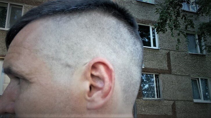 Он посмотрел несколько роликов о том как постригаться дома на ютуб. После этого я посадила его в ванной и под его чутким руководством попробовала постричь триммером для бороды и ножницами. Этими инструментами у меня ни чего хорошего не получилось. Так как раньше я его ни когда не стригла, опыта у меня такого не было, а причёска получилась из разряда я упала с самосвала, тормозила головой. Но деваться было уже некуда "художник" уже начал свое дело.