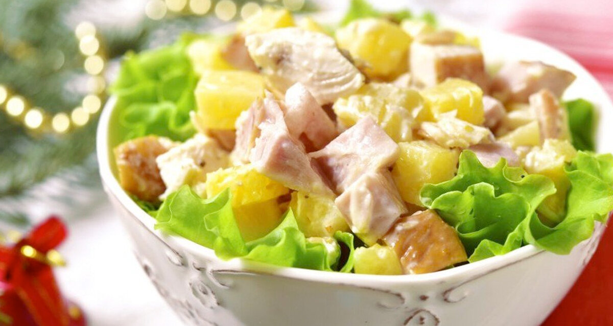Вкусный салат с ананасом и курицей. Салат с апельсинами, куриным филе и сыром Фета. Салат с курицей апельсинами и сыром Фета. Салат фетакса с курицей. Салат с апельсином и курицей