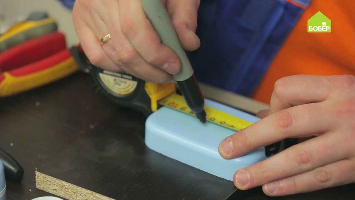 Делаем корпус для колонок
В крышке каждой мыльницы отметьте центр, используя рулетку и маркер.