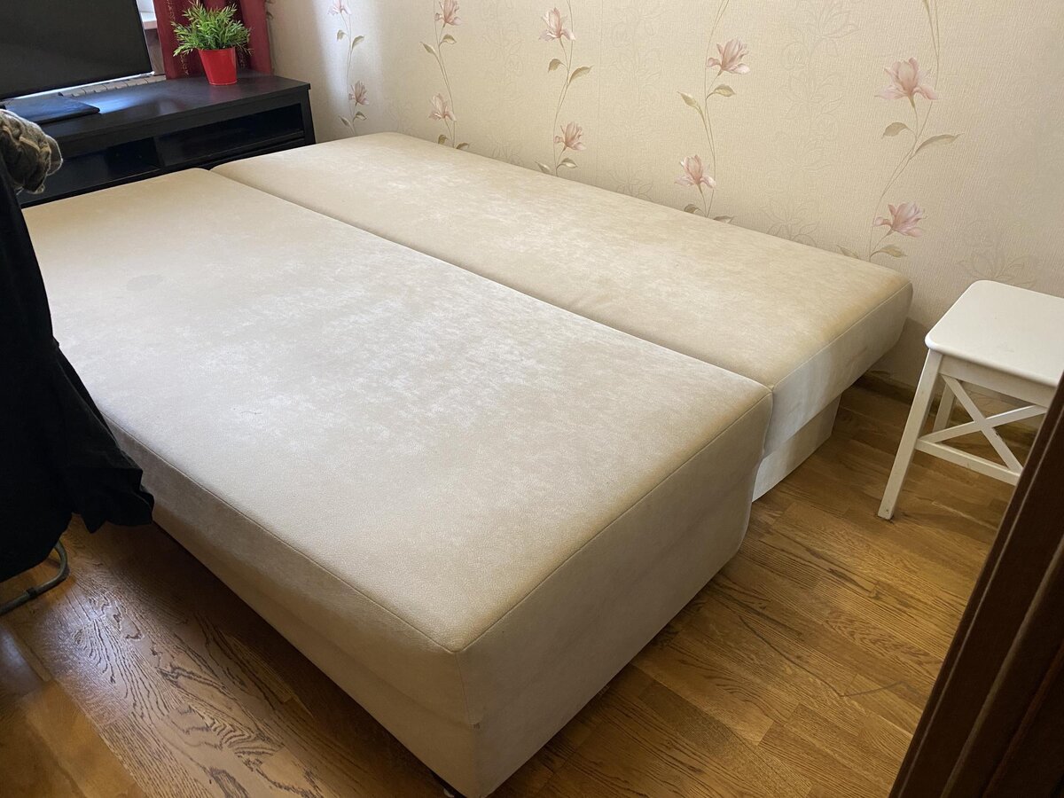 Старый диван в разложенном виде