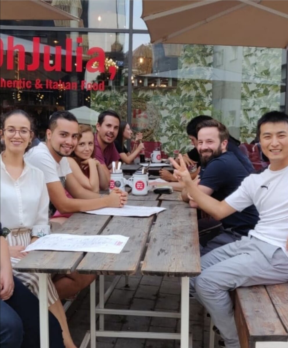 Я в компании иностранцев год назад в городе Маннхайм.