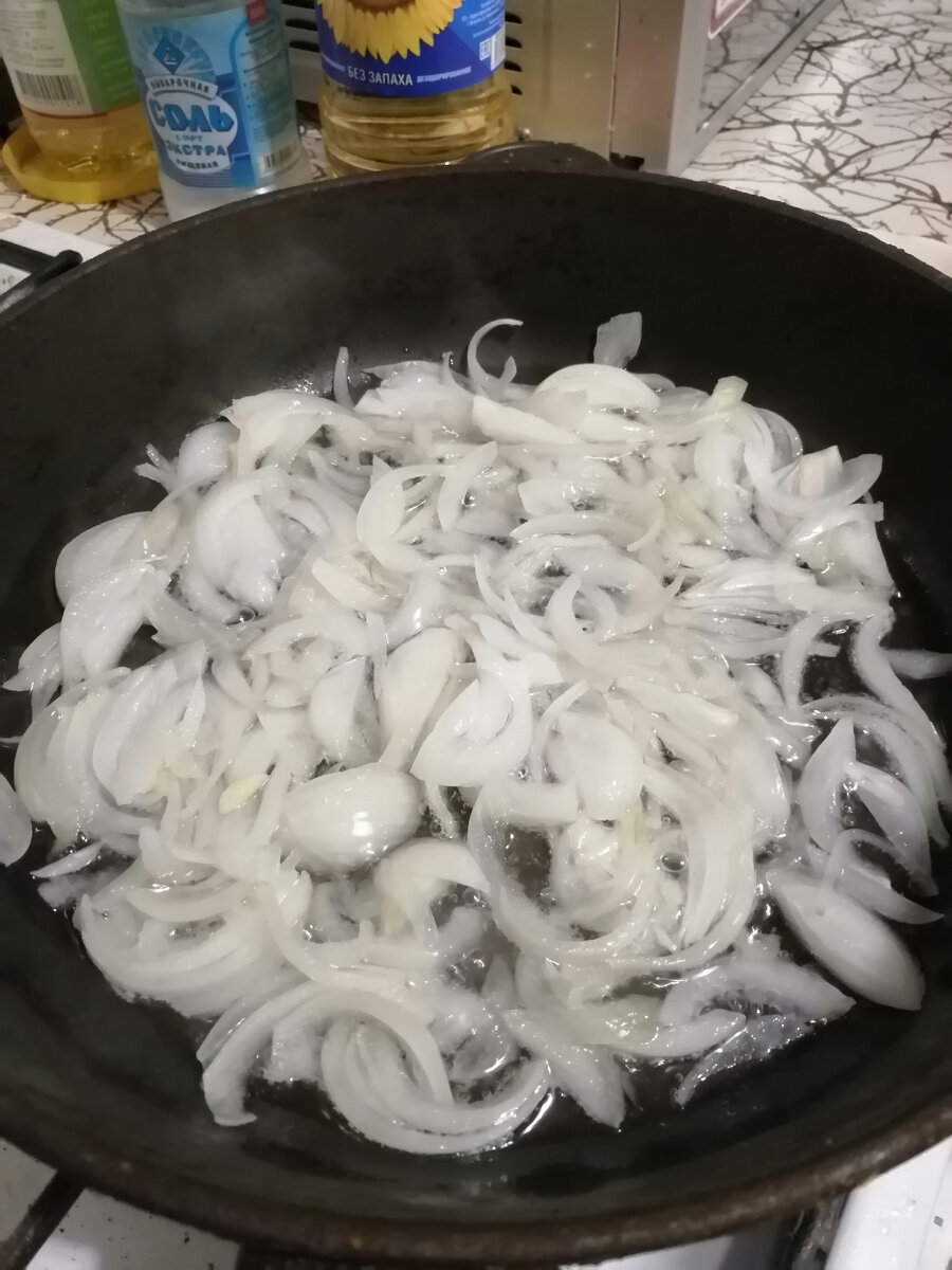 На одну тушку курицы 2 средних луковицы